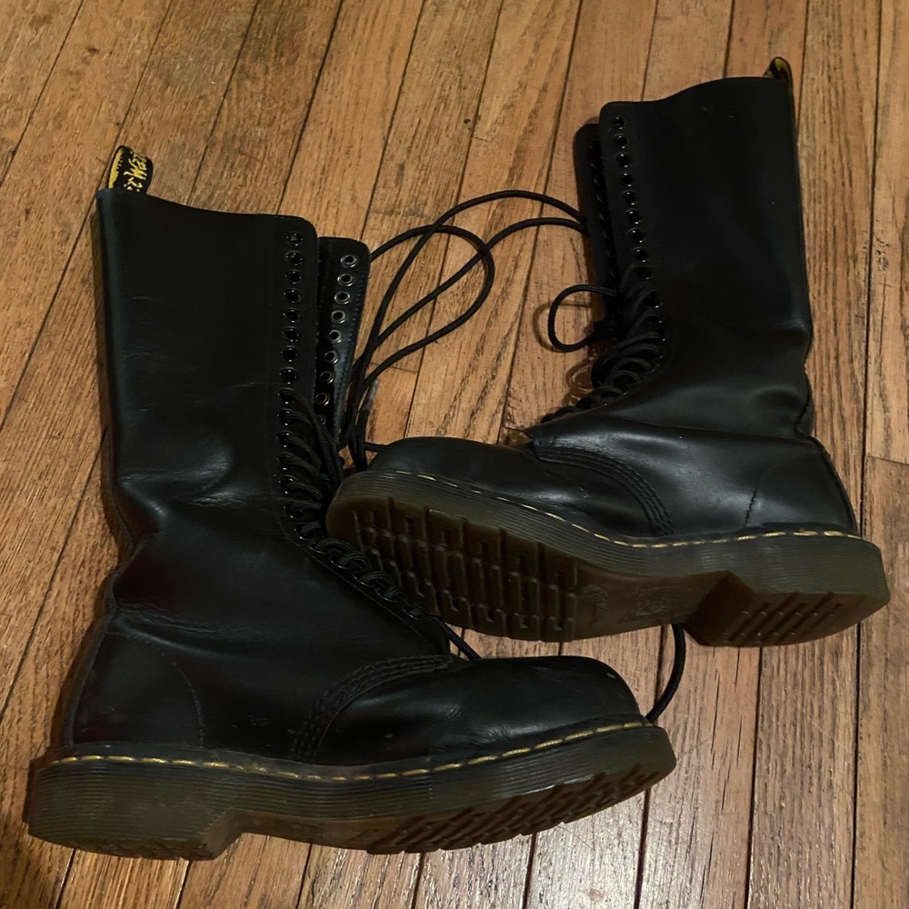 Dr. Martens Women’s Luana Tall 5